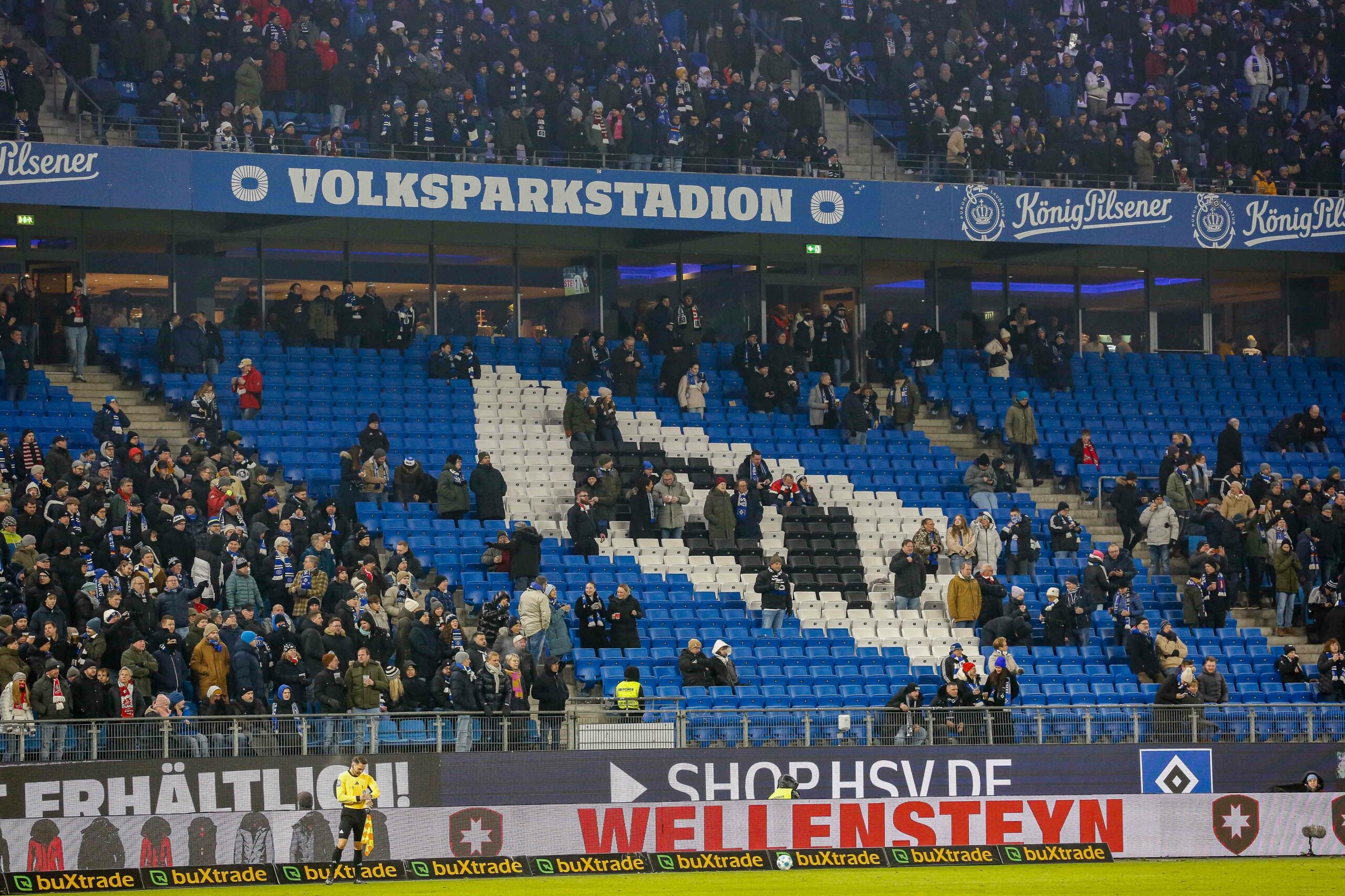 Freie Plätze auf einer Tribüne des Volksparkstadions vor dem Spiel HSV gegen den 1. FC Köln