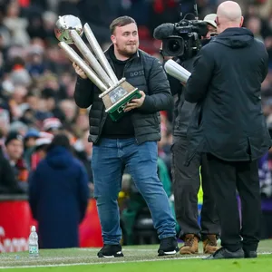 Schon vor einem Premier League-Spiel von Manchester United durfte Luke Littler seinen WM-Pokal präsentieren.