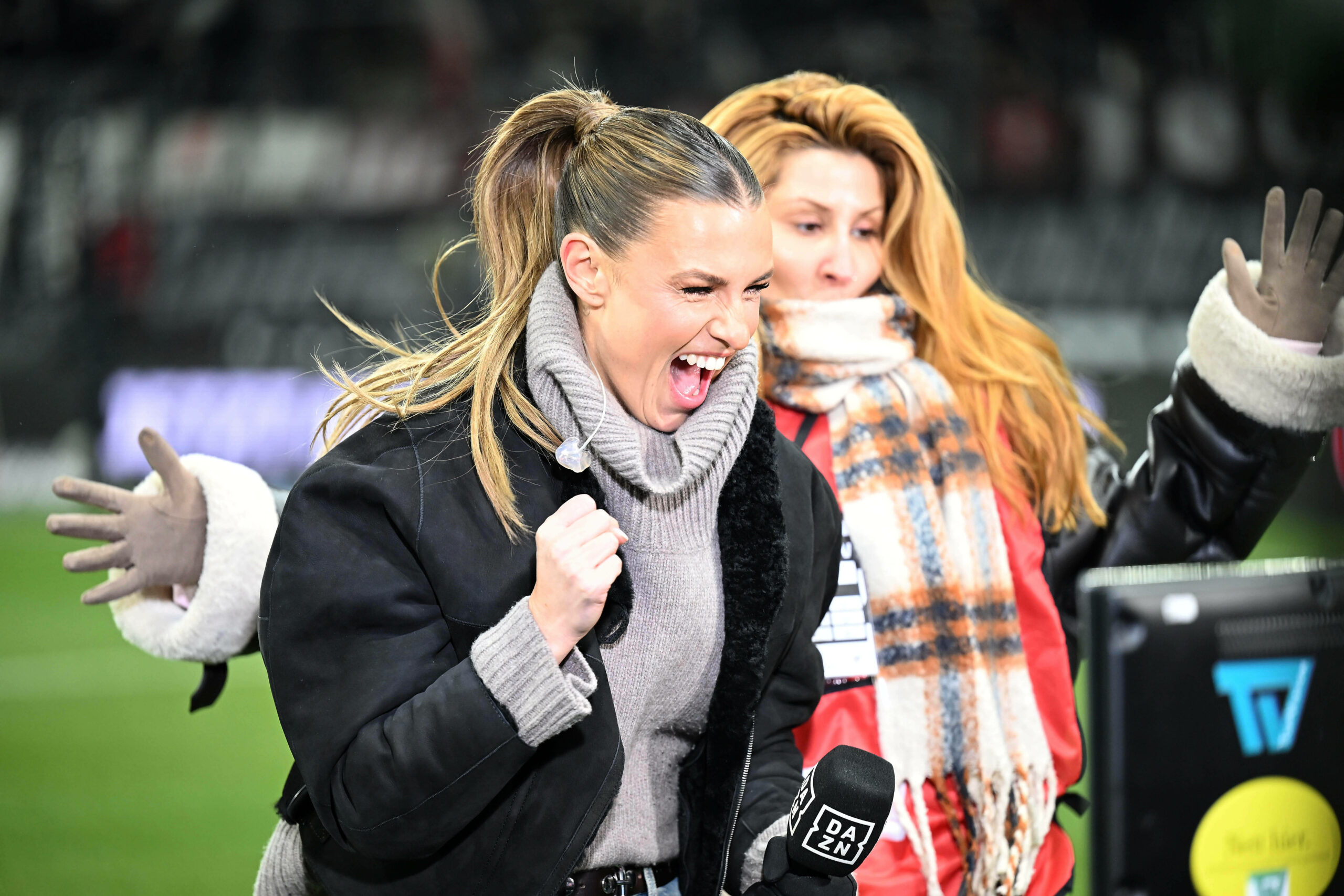 DAZN-Moderatorin Laura Wontorra freut sich