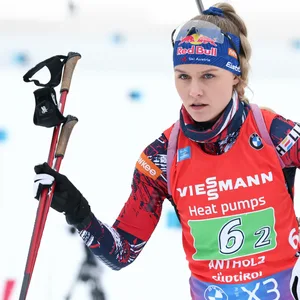 Anna Gandler in Biathlon-Ausrüstung