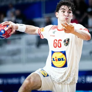 Der österreichische Nationalspieler Elias Kofler wirft