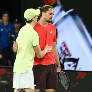 Alexander Zverev wird von Jannik Sinner getröstet