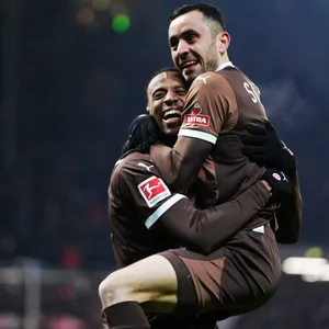 Morgan Guilavogui jubelt mit Manolis Saliakas