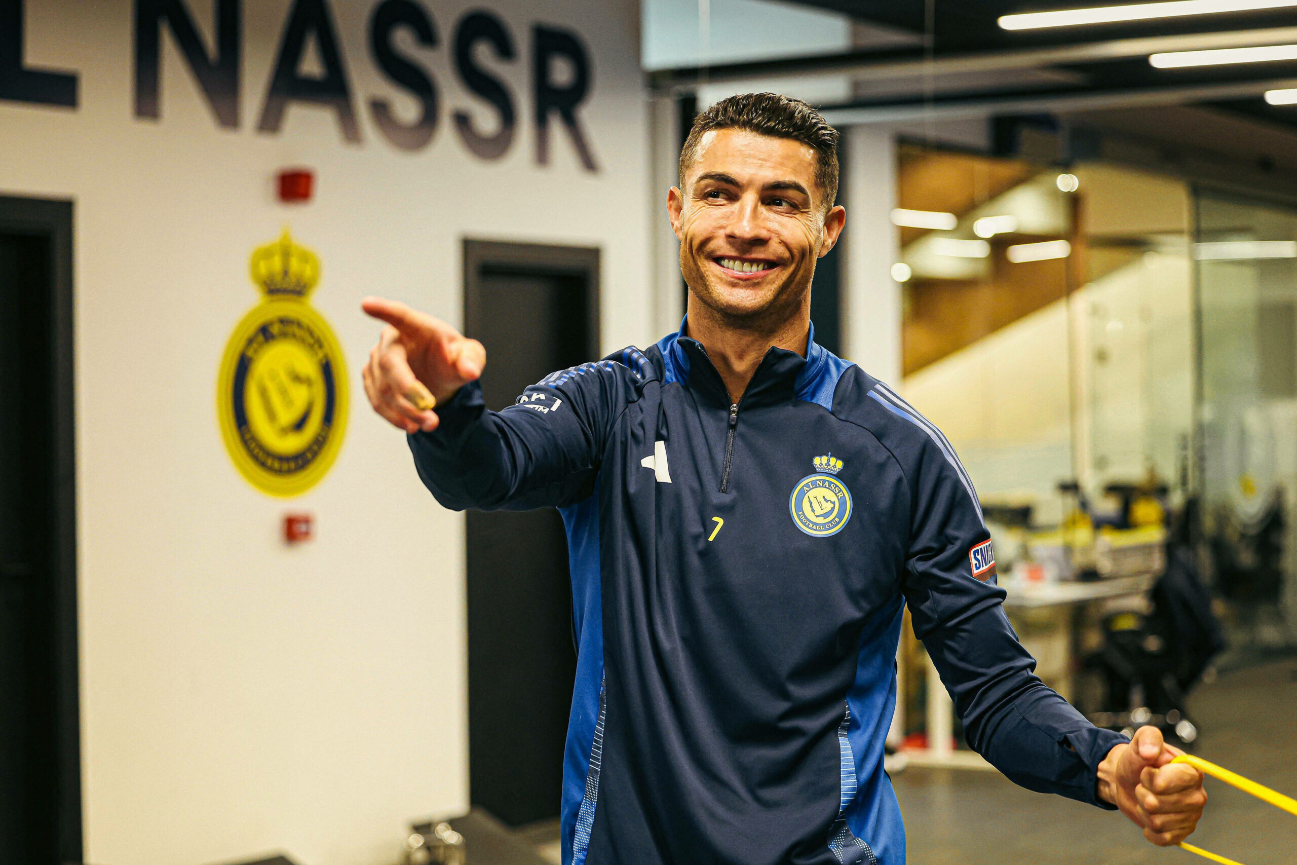 Cristiano Ronaldo grinst und ballt die Faust in Trainingsanzug von Al-Nassr