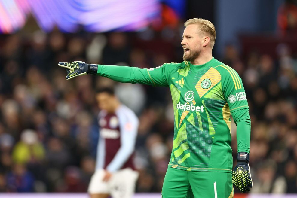 Kasper Schmeichel im Trikot von Celtic Glasgow gibt Anweisungen