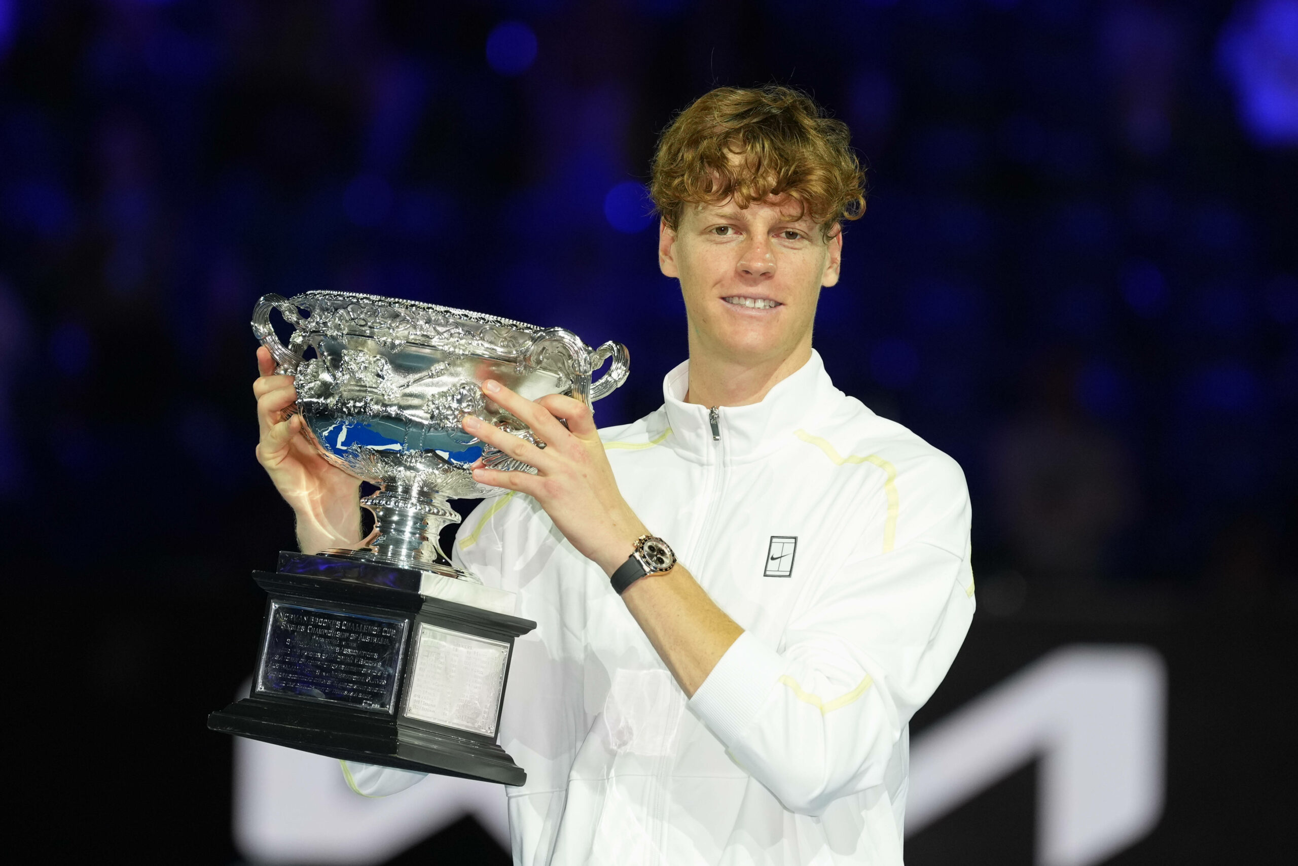 Jannik Sinner mit Pokal bei den Australien Open