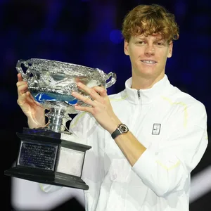 Jannik Sinner mit Pokal bei den Australien Open
