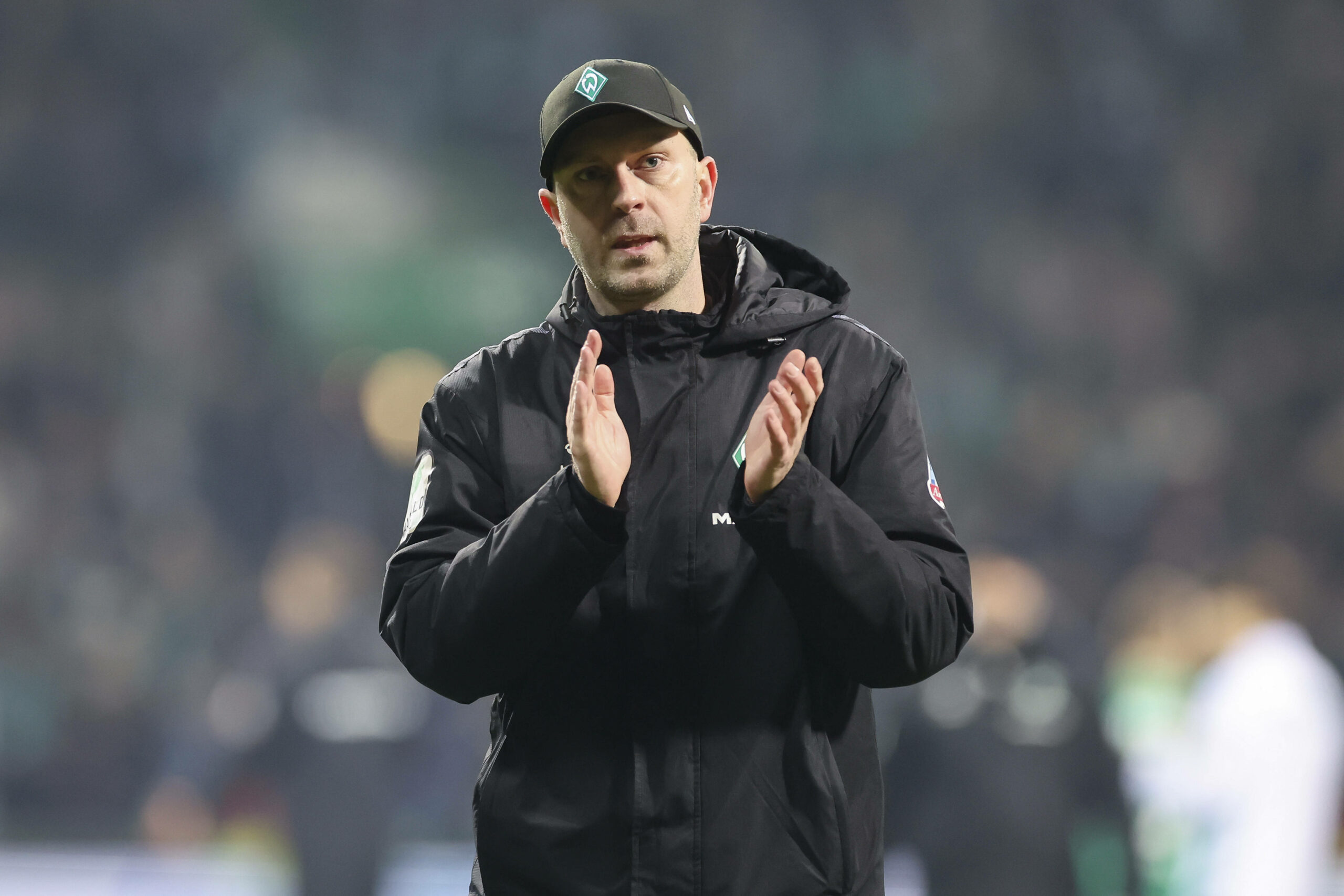 Bremen Trainer Ole Werner applaudiert