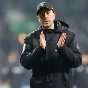 Bremen Trainer Ole Werner applaudiert