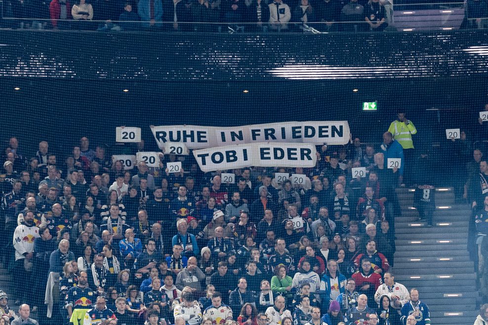 Fans halten Banner mit der Aufschrift „Ruhe in Frieden Tobi Eder“ hoch