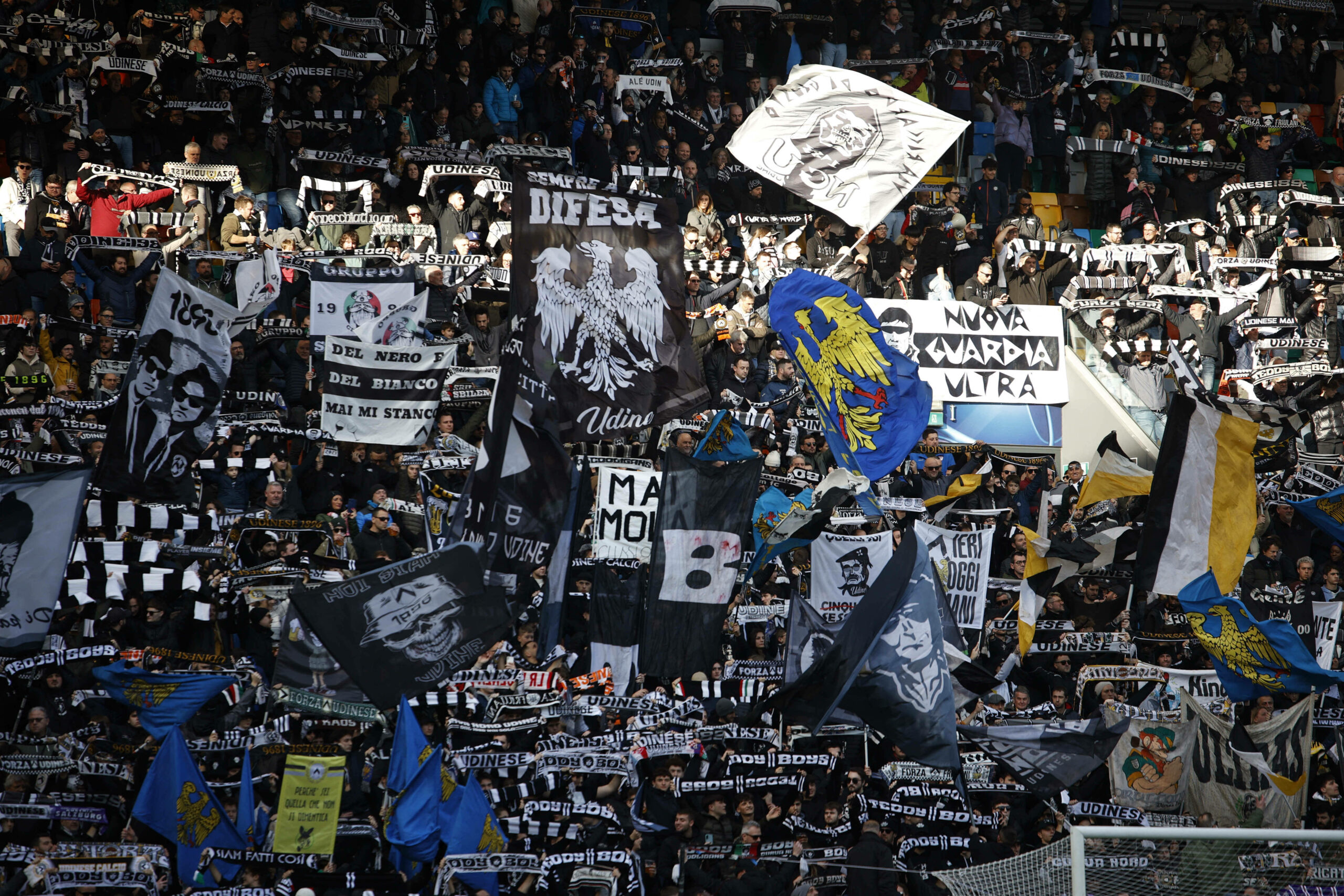 Fans von Udinese Calcio mit Schals und Flaggen