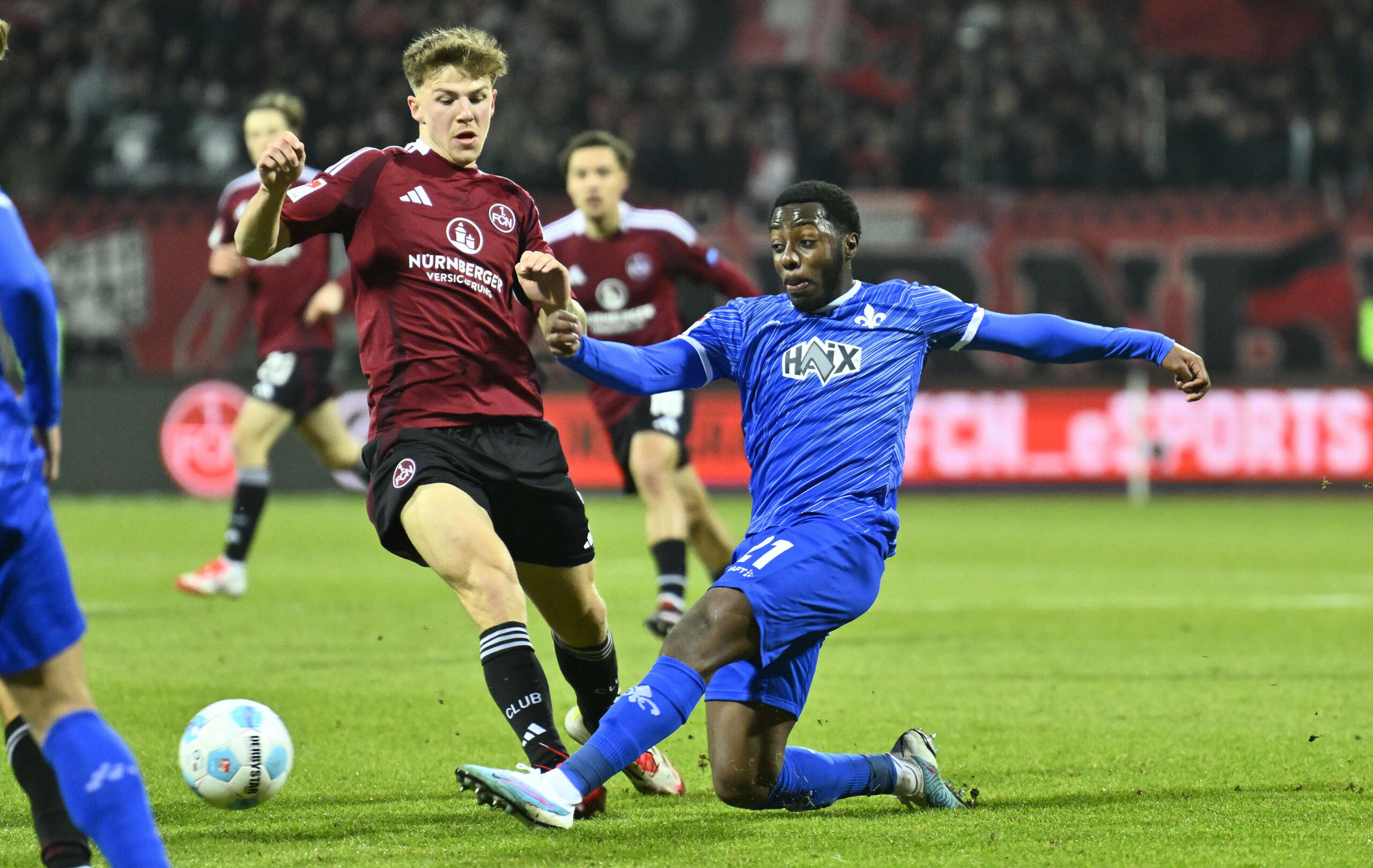 Finn Jeltsch (Nürnberg) im Zweikampf um den Ball mit Marveille Papela (Darmstadt)