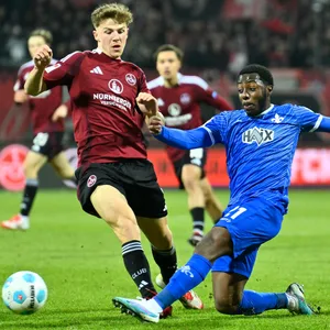 Finn Jeltsch (Nürnberg) im Zweikampf um den Ball mit Marveille Papela (Darmstadt)