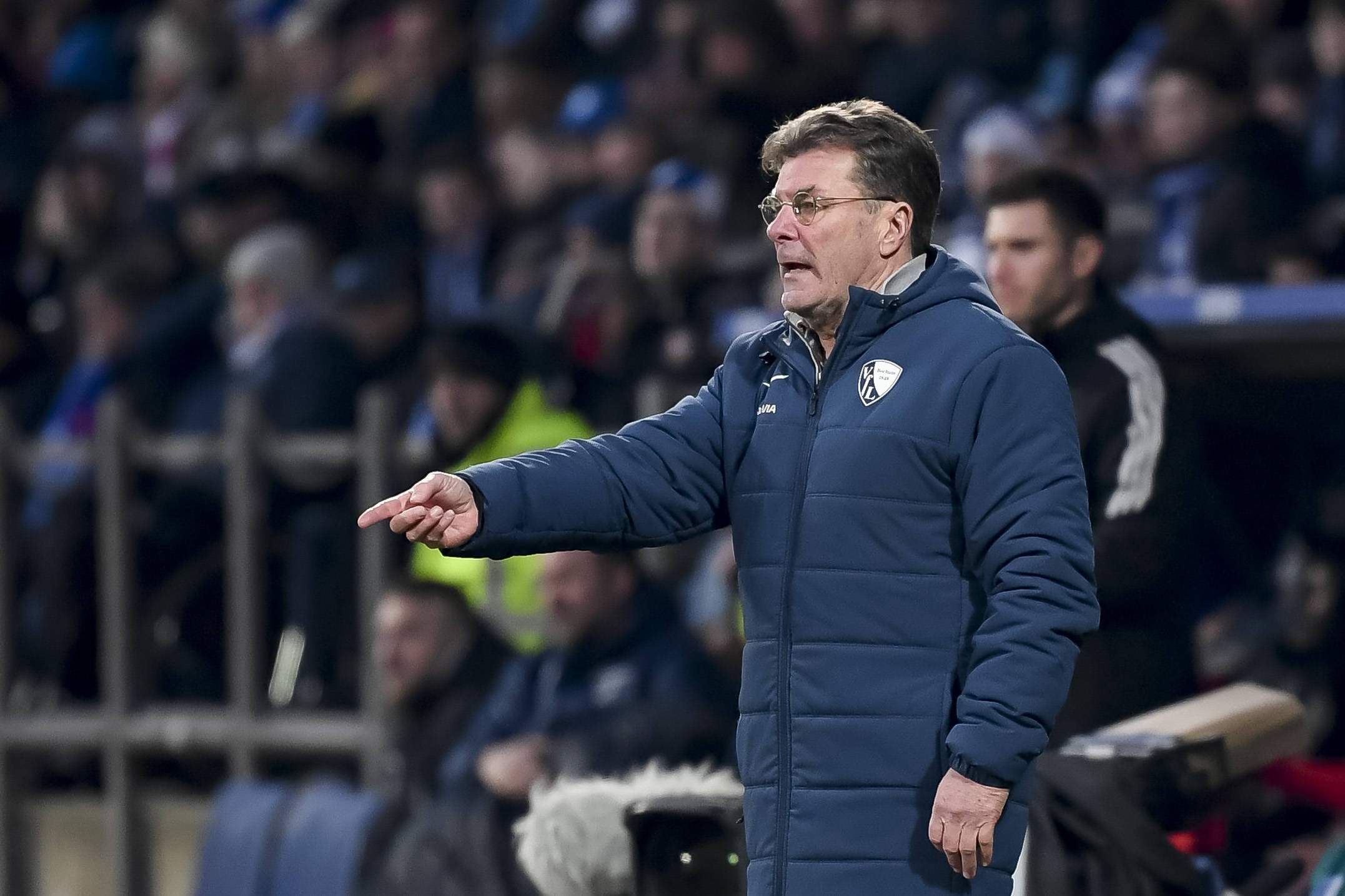 Dieter Hecking gestikuliert in Bochum-Mantel