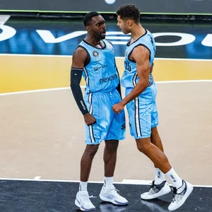 Osaro Jürgen Rich und Kenneth Ogbe jubeln