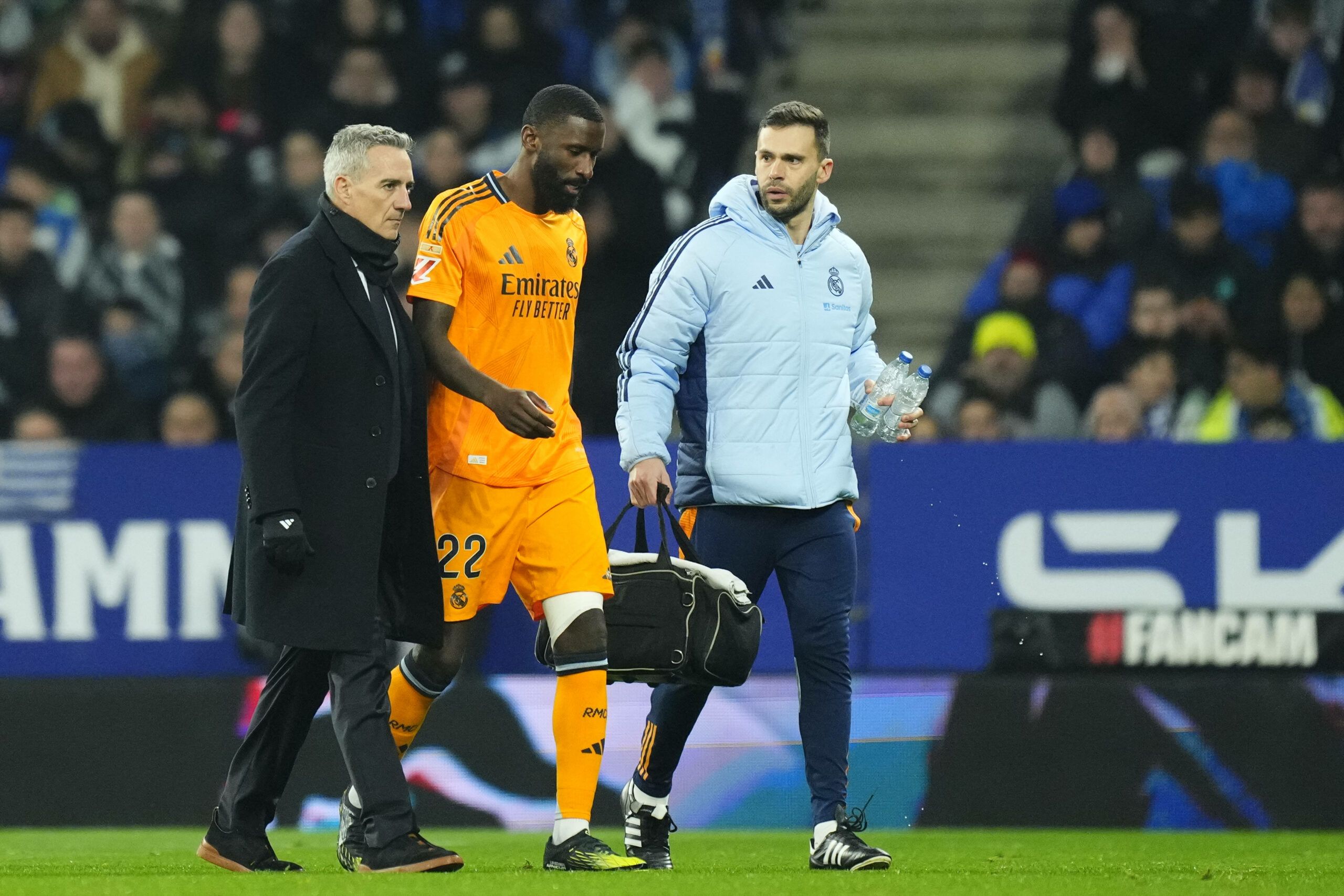 Betreuer begleiten den verletzten Antonio Rüdiger vom Platz