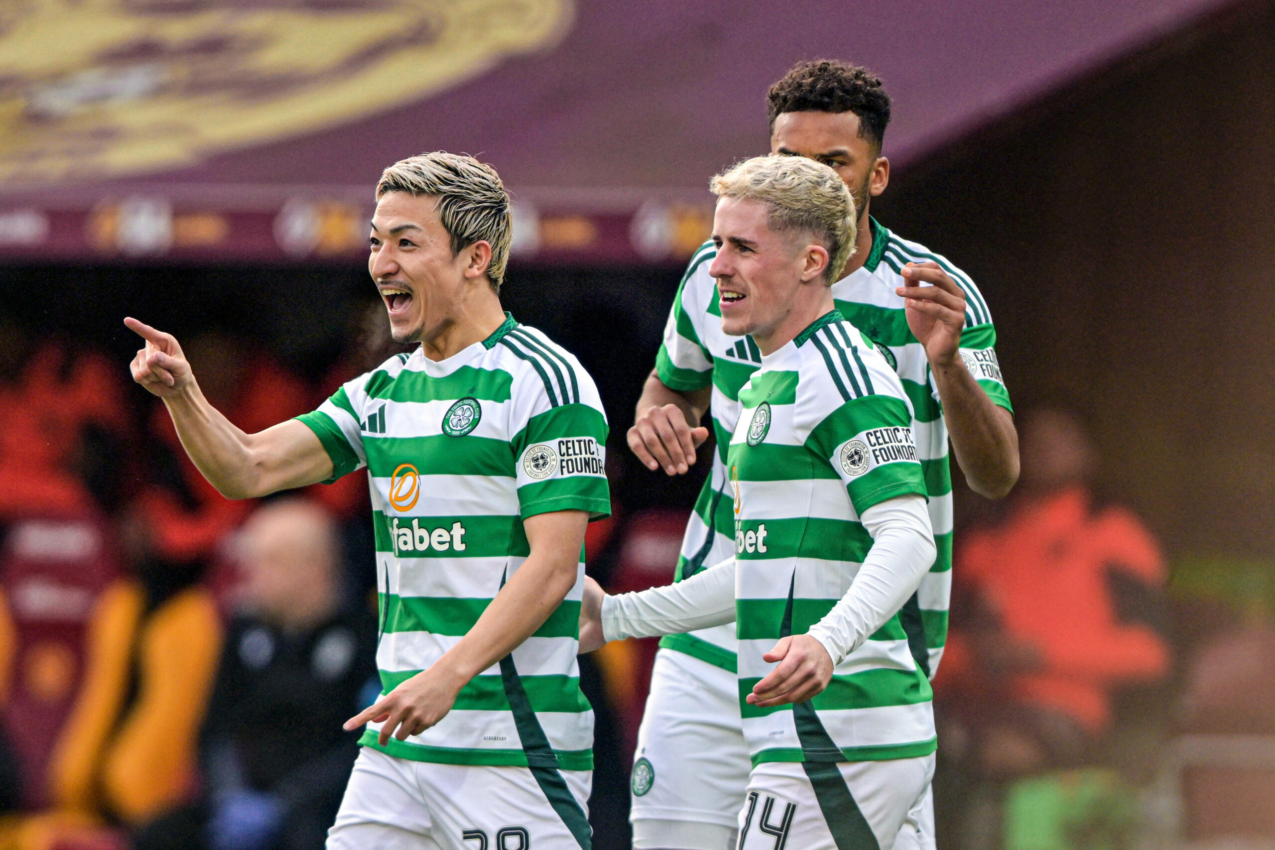 Daizen Maeda feiert Treffer mit Celtic-Glasgow-Spielern