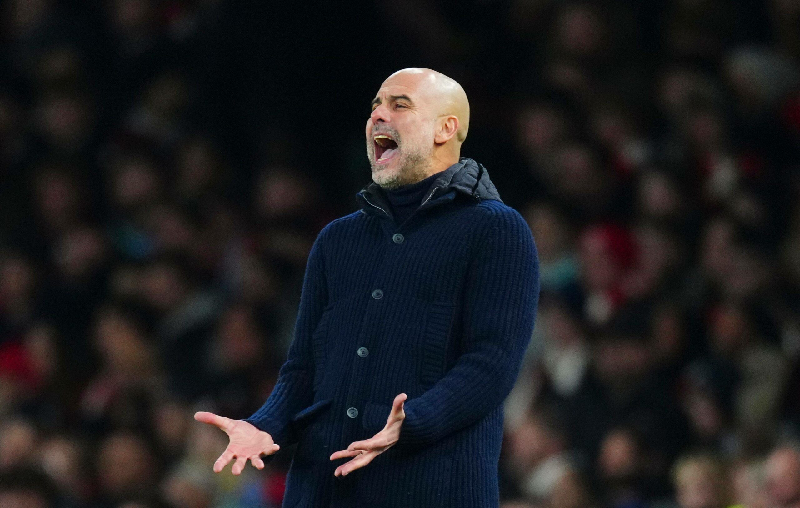 Pep Guardiola schreit während des Spiels von Manchester City gegen den FC Arsenal