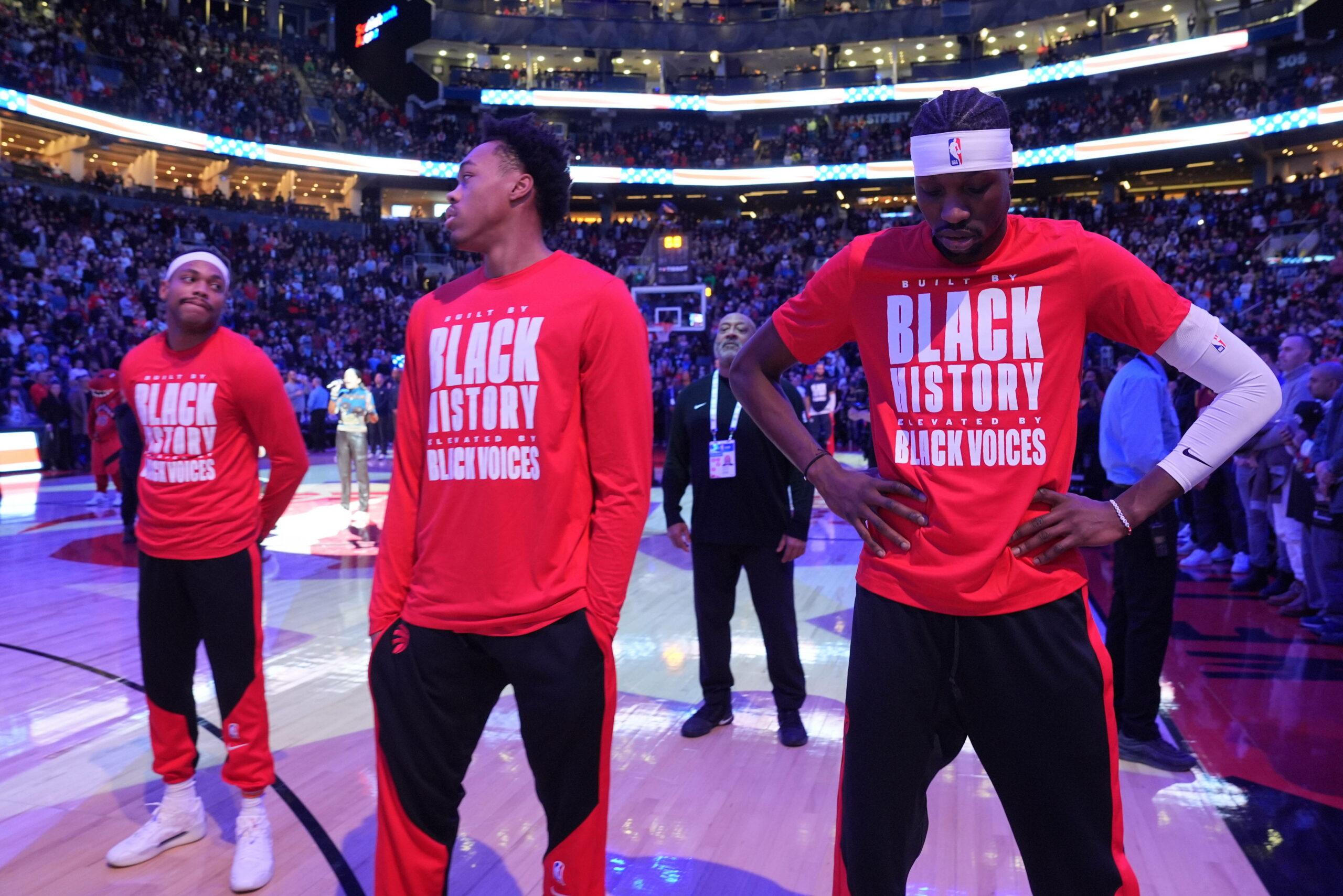 Bruce Brown, Scottie Barnes und Chris Boucher gucken auf den Boden während der amerikanischen Hymne vor NBA-Spiel