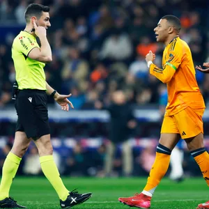 Kylian Mbappe und Vinicius Junior diskutieren mit Schiedsrichter