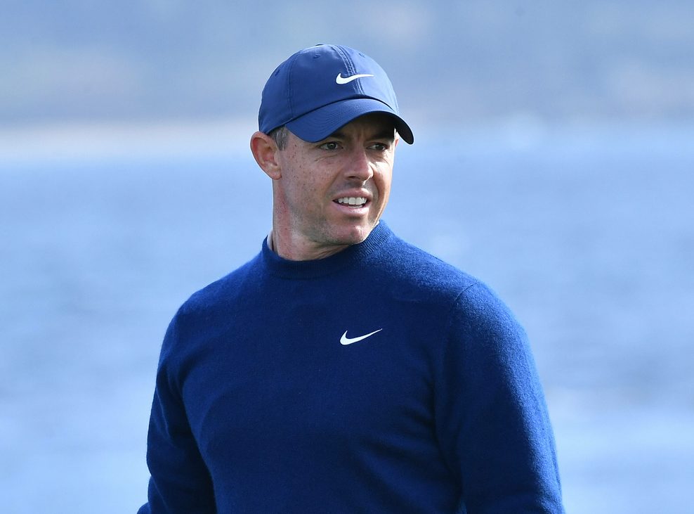 Rory McIlroy trägt blauen Pullover und blaue Cap