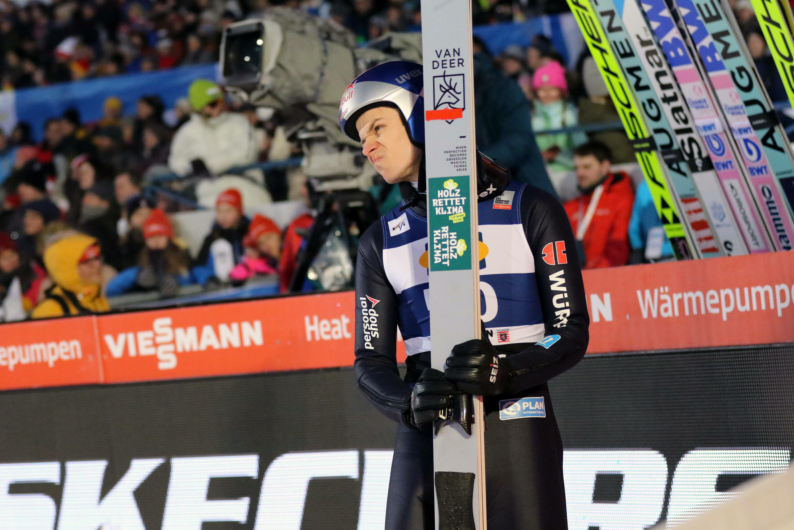 Andreas Wellinger mit unzufriedener Mimik nach einem Sprung