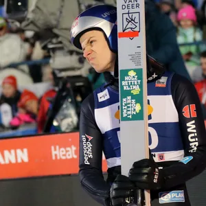 Andreas Wellinger mit unzufriedener Mimik nach einem Sprung