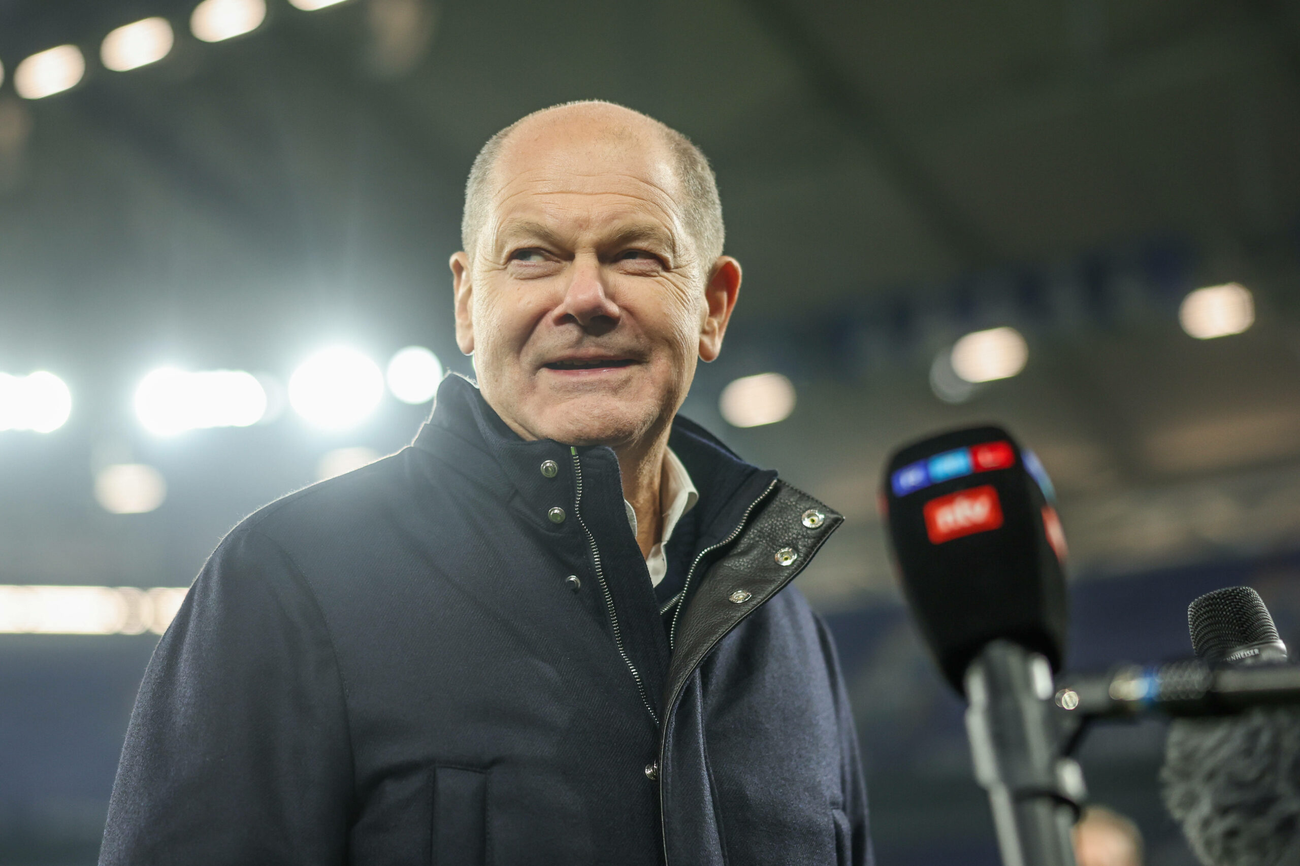 Bundeskanzler Olaf Scholz besuchte die Veltins Arena.