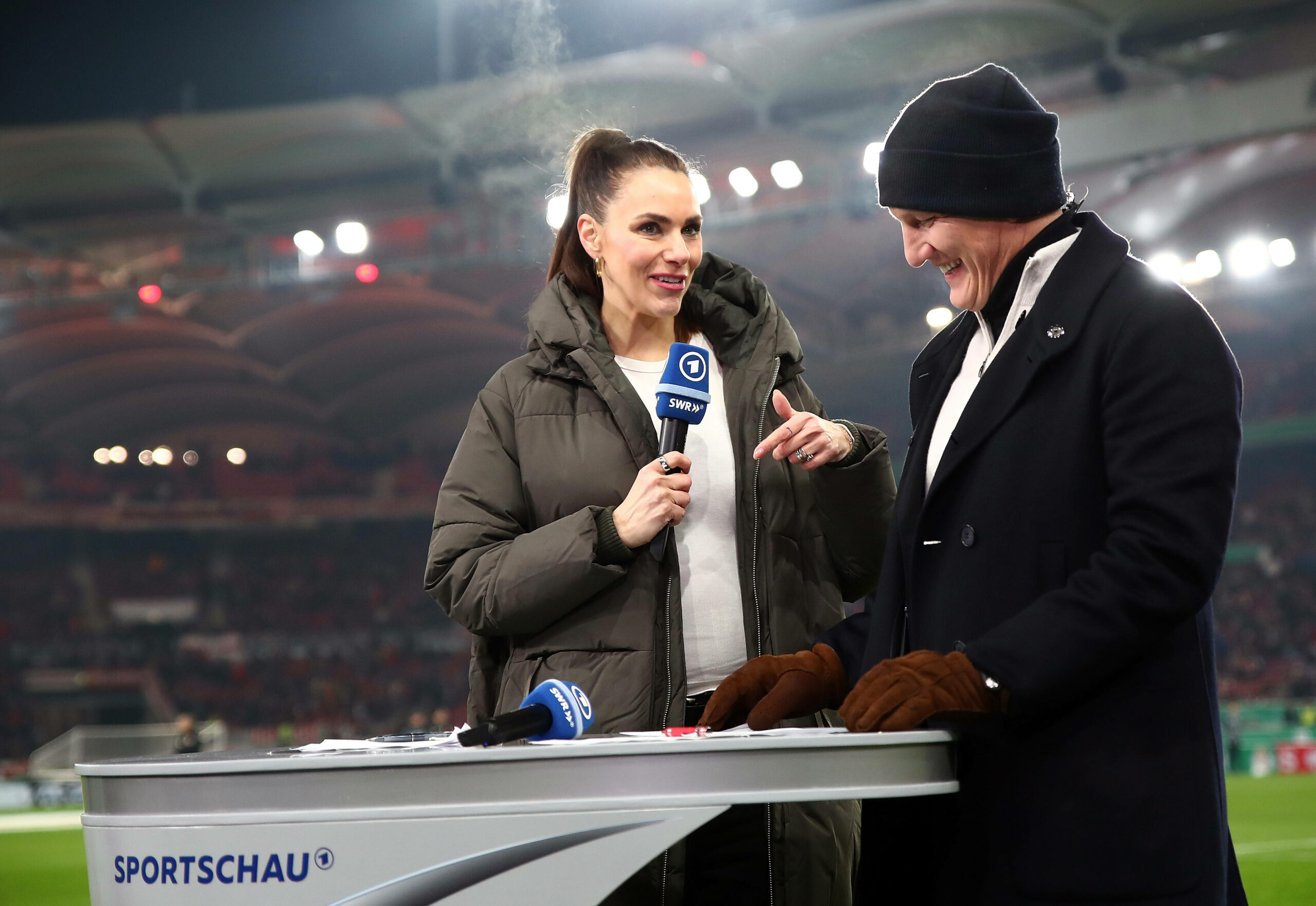 Bastian Schweinsteiger zeigte während der Live-Übertragung der ARD auf den Baby-Bauch von Moderatorin Esther Sedlaczek.