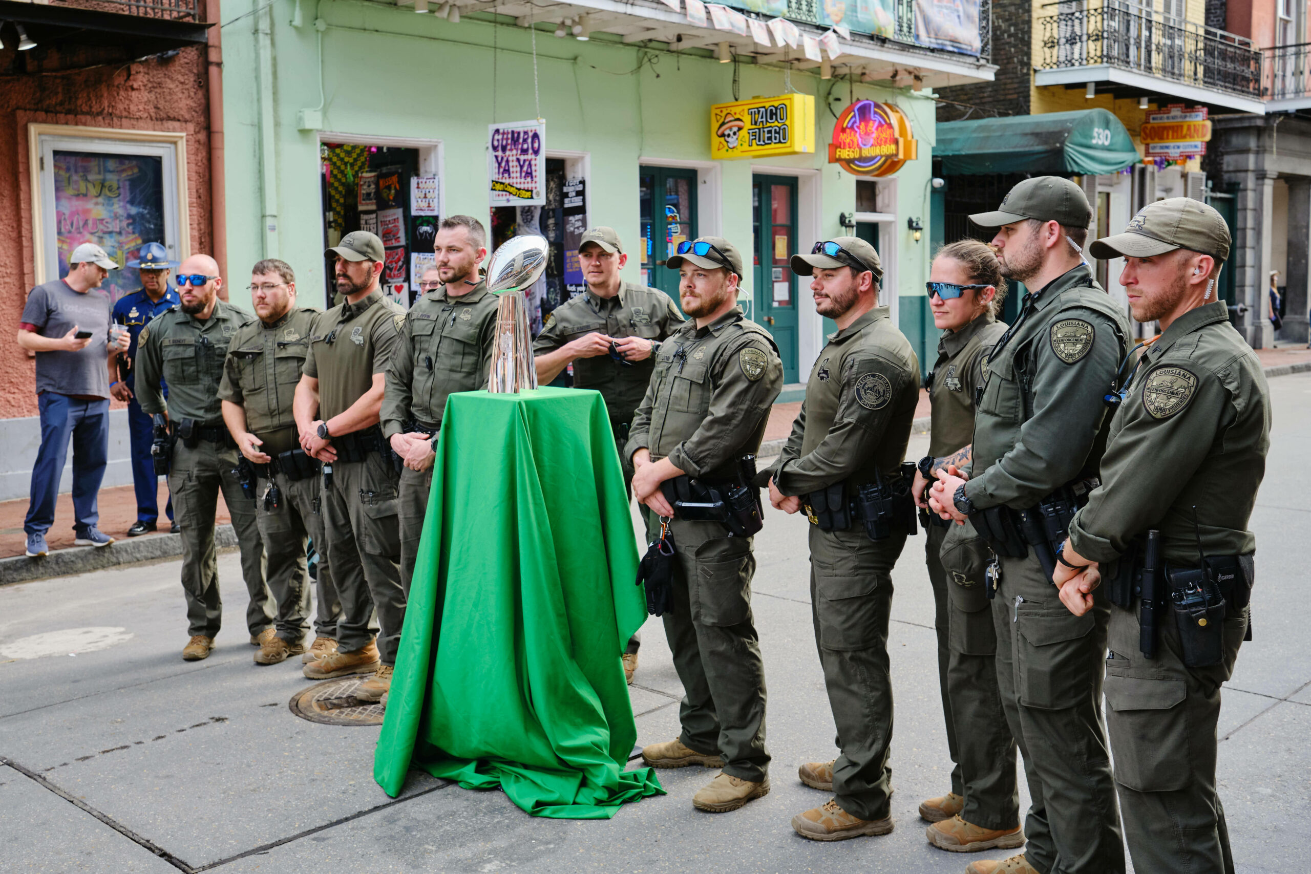 Polizisten beschützen die Trophäe des Super Bowls