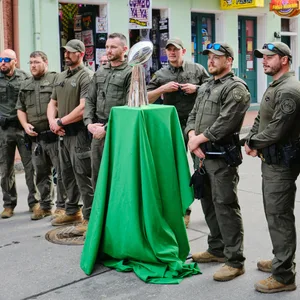 Polizisten beschützen die Trophäe des Super Bowls
