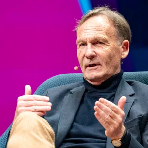 Hans-Joachim Watzke spricht auf der Bühne der SpoBis im Hamburger CCH.