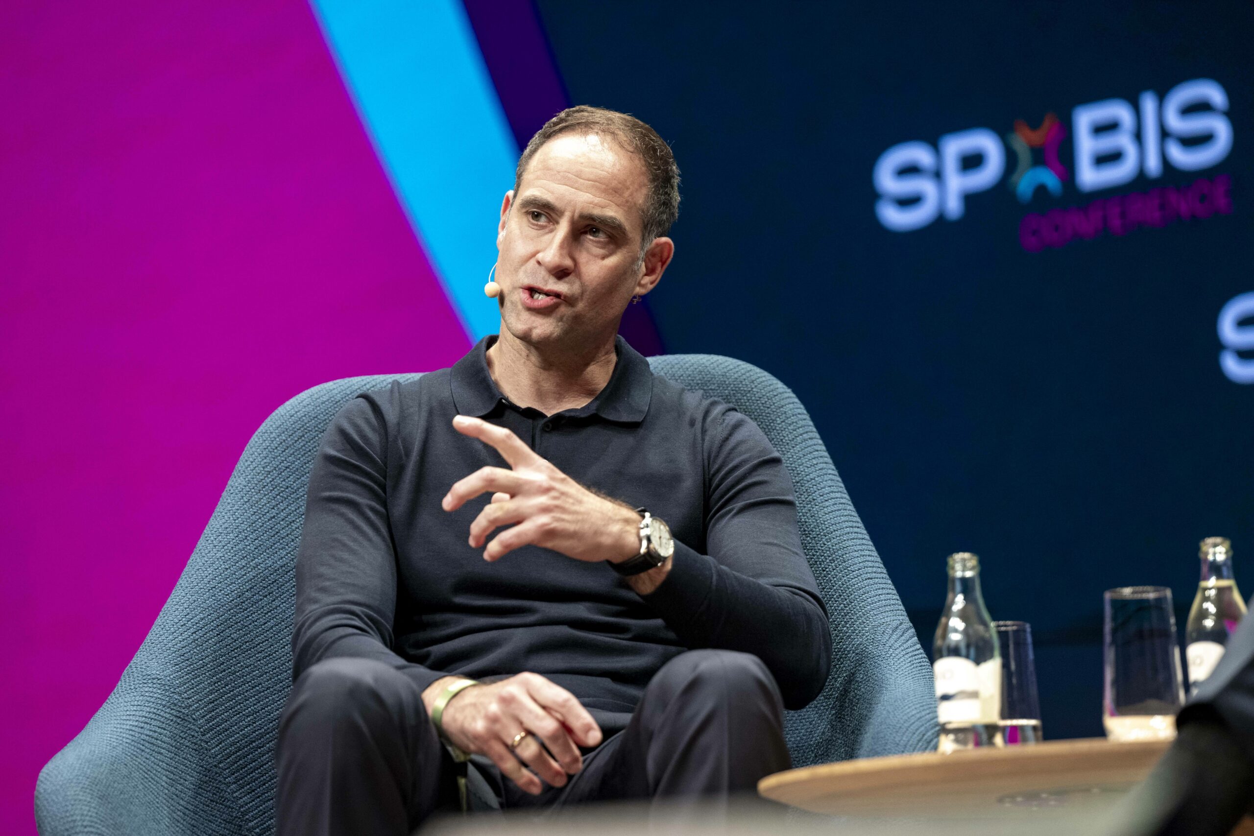 Oliver Mitzlaff auf dem Podium bei der Sportbusiness-Konferenz SpoBis im Hamburger CCH