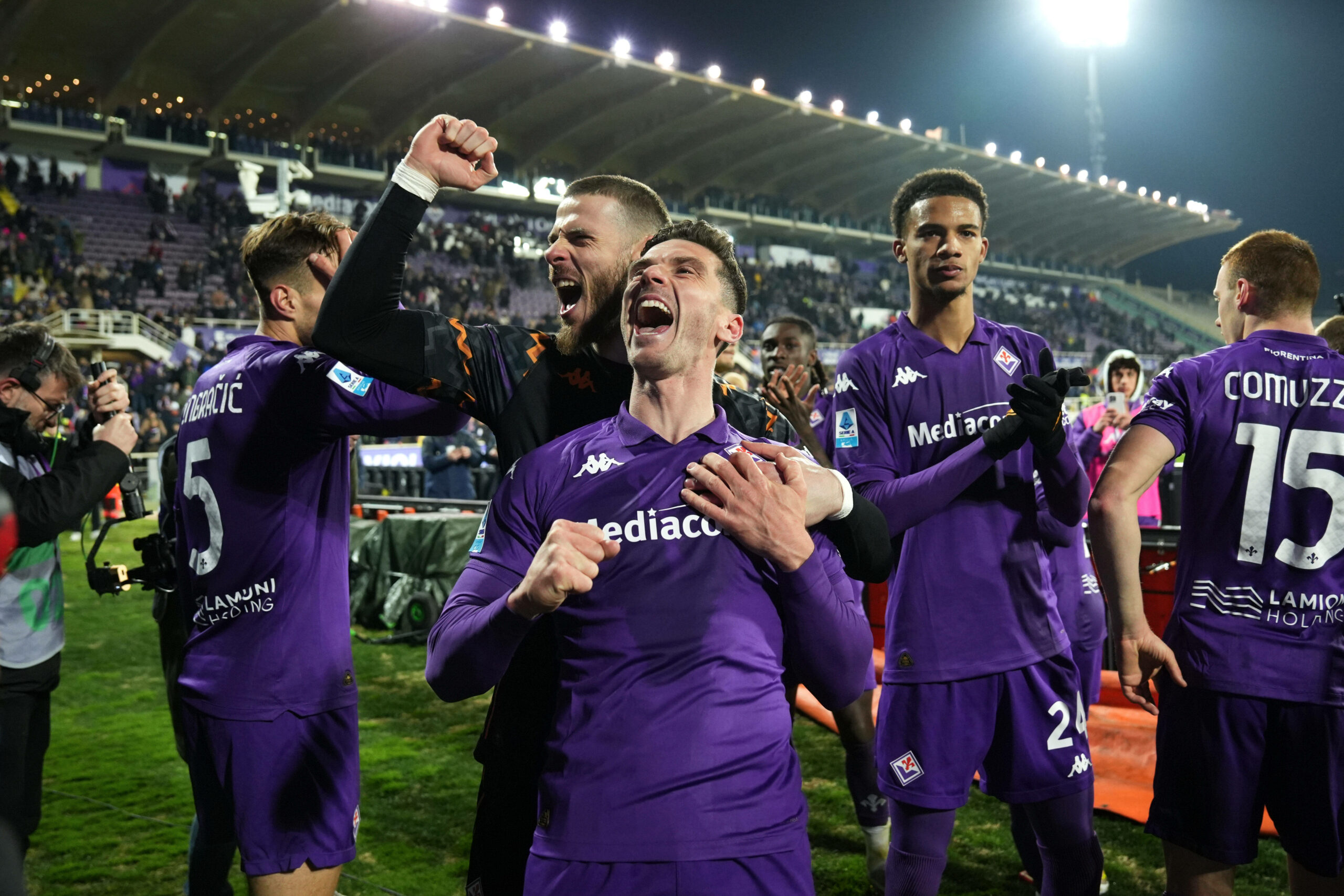 David De Gea und Robin Gosens feiern Sieg gegen Inter Mailand