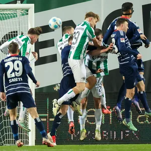 Kopfball-Duell im HSV-Strafraum beim Tor von Lukas Frenkert