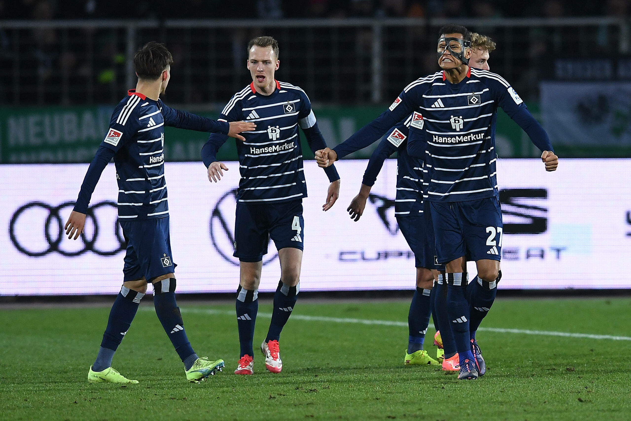 Otto Stange, Sebastian Schonlau und Davie Selke jubeln über das 1:1 des HSV.