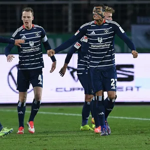 Otto Stange, Sebastian Schonlau und Davie Selke jubeln über das 1:1 des HSV.