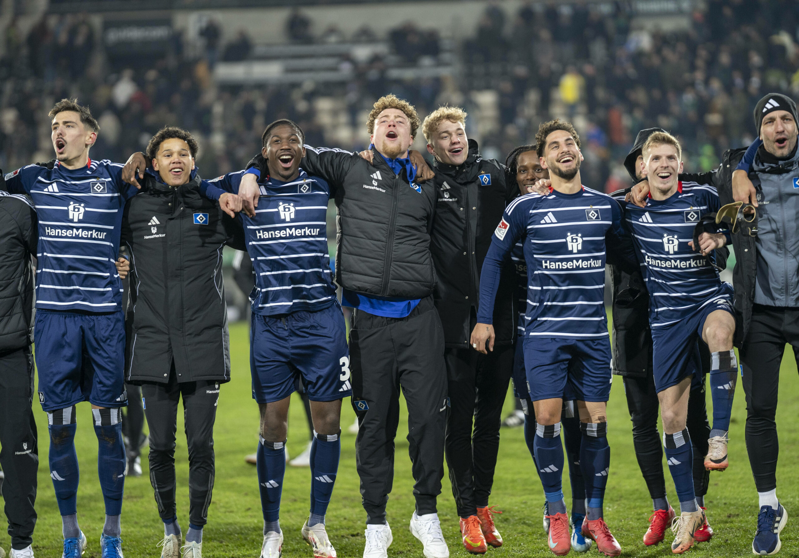 Joel Agyekum feiert an der Seite von Winterzugang Alexander Røssing-Lelesiit und Nachwuchstorwart Hannes hermann den 2:1-Sieg in Münster.