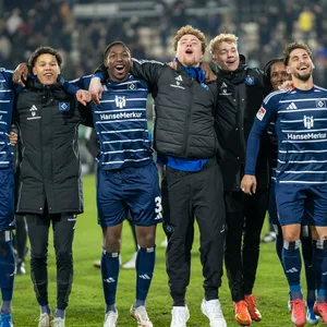 Joel Agyekum feiert an der Seite von Winterzugang Alexander Røssing-Lelesiit und Nachwuchstorwart Hannes hermann den 2:1-Sieg in Münster.