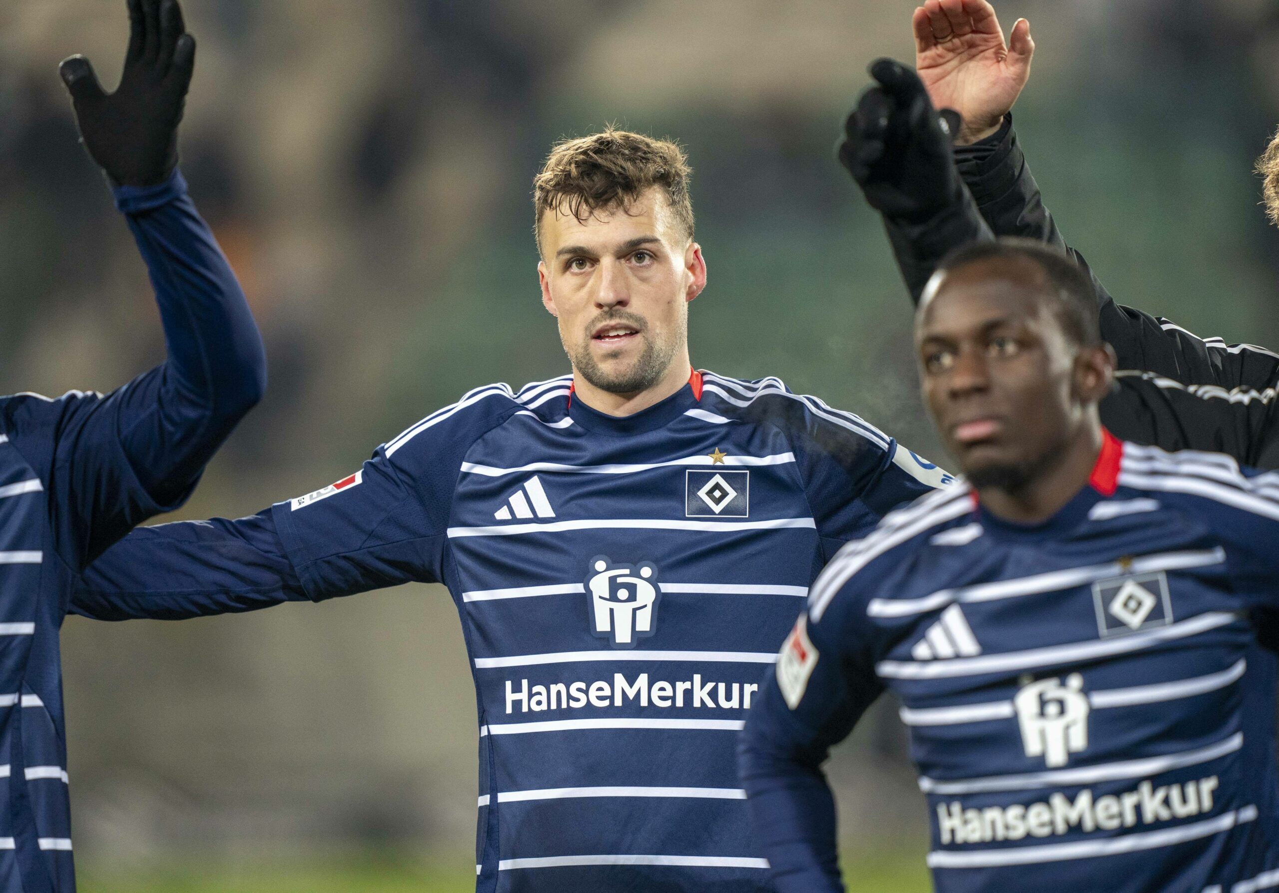 Jonas Meffert breitet die Arme vor den HSV-Fans aus