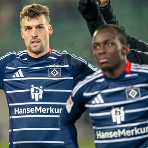 Jonas Meffert breitet die Arme vor den HSV-Fans aus