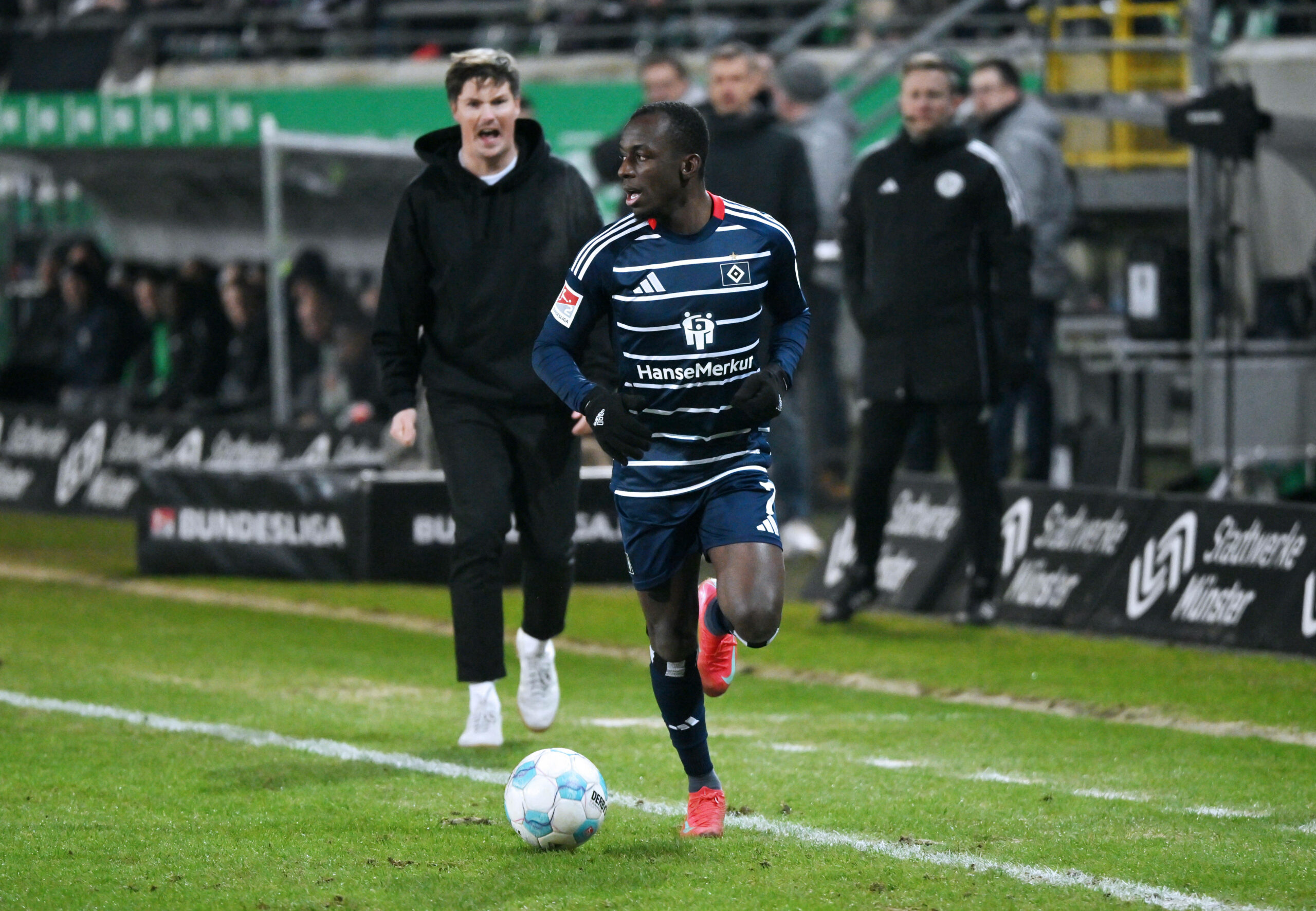 Jean-Luc Dompé dribbelt vor Merlin Polzin an der Seitenlinie