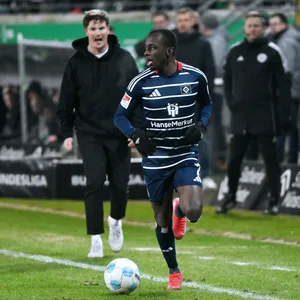Jean-Luc Dompé dribbelt vor Merlin Polzin an der Seitenlinie