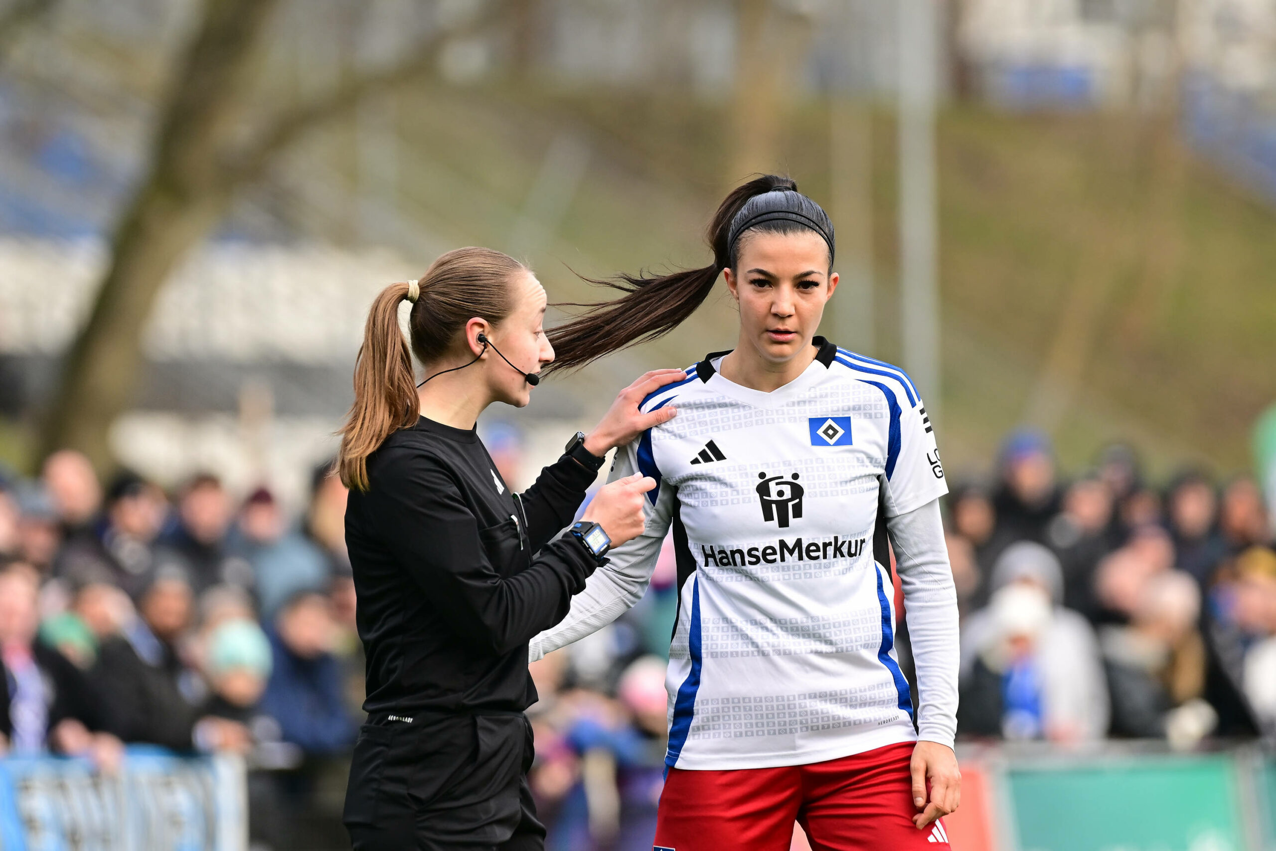 HSV-Torschützin Vildan Kardesler mit Schiedsrichterin Lara Wolf