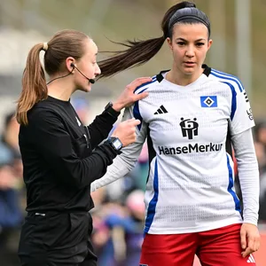 HSV-Torschützin Vildan Kardesler mit Schiedsrichterin Lara Wolf