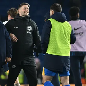 Fabian Hürzeler klatsch lächelnd mit einem Spieler ab.