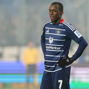 Jean-Luc Dompé mit Händen in den Hüften auf dem Platz