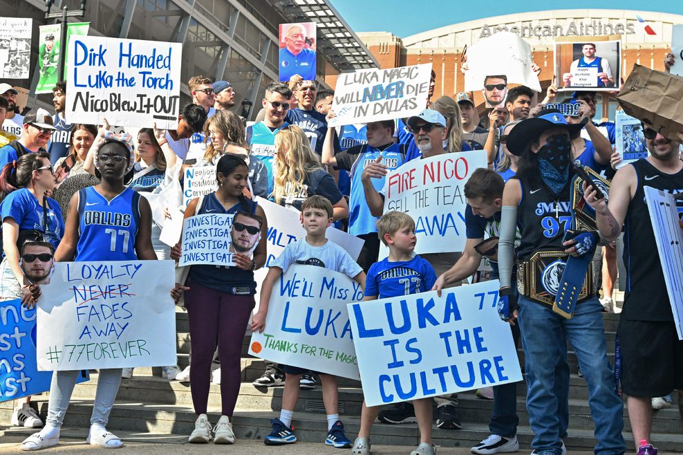 Fans der Dallas Mavericks protestieren