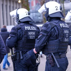 Polizisten im Einsatz bei einem Fußballspiel