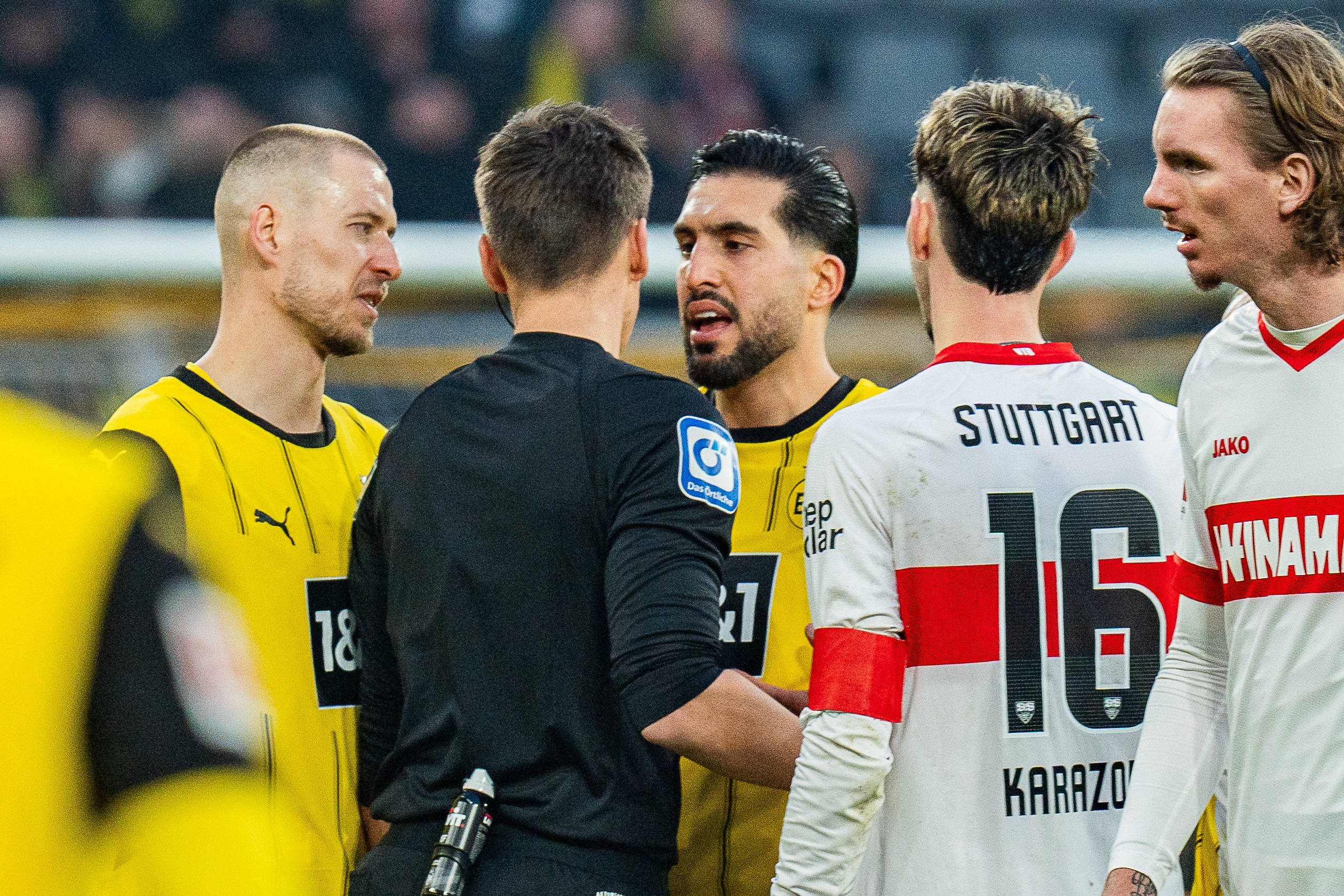 Waldemar Anton, Emre Can, Atakan Karazor und Nick Woltemade neben Schiri Daniel Siebert